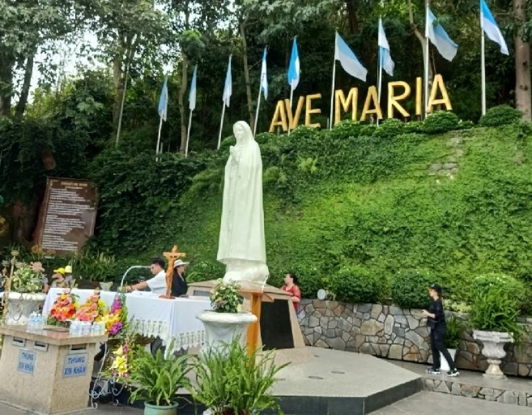 Tour Hành Hương Đức Mẹ Tà Pao - Đức Mẹ Núi Cúi 1 Ngày Từ TP.HCM