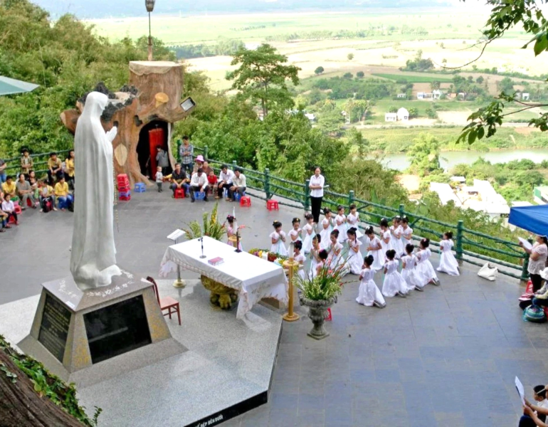 Tour Hành Hương Đức Mẹ Tà Pao - Đức Mẹ Núi Cúi 1 Ngày Từ TP.HCM